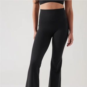 Athleta XS Salutation Stash Flare Leggings